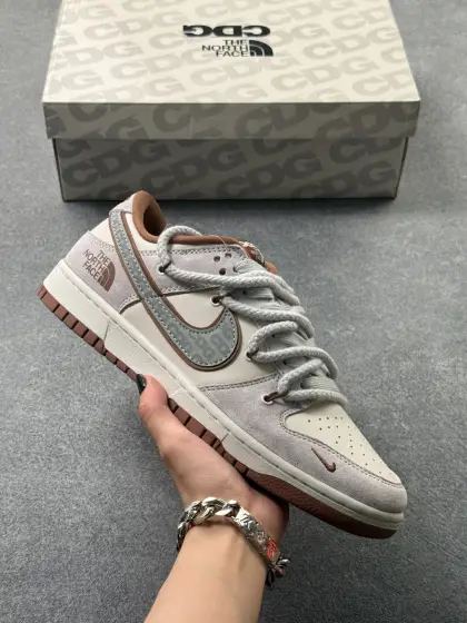 浅灰奶咖 潮搭出圈 SB DUNK LOW,甄选优质翻毛皮拼接打造,质感细腻高级,北面联名标识与满印勾子细节拉满,粗麻绳鞋带设计个性吸睛,低帮版型利落显瘦,软弹中底兼顾脚感与缓震,日常通勤、街头穿搭都适配,温柔色调不挑穿搭风格,轻松拿捏氛围感穿搭,上脚尽显潮流品味,百搭又耐看✨ 货号:XX3168-110 x69
